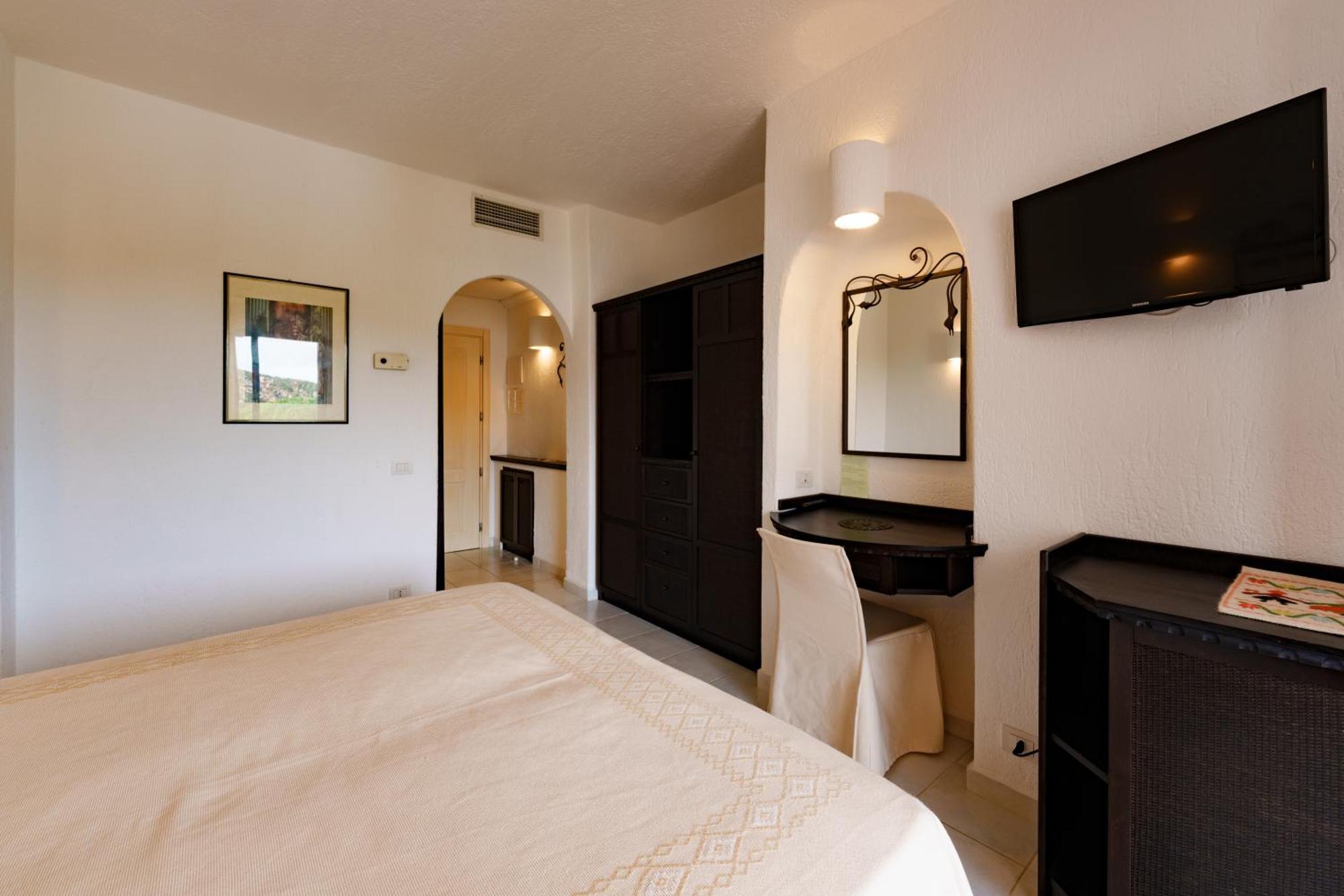 Hotel Punta Est Baja Sardinia Eksteriør bilde